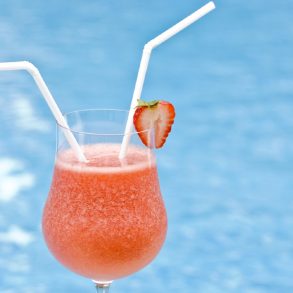 Strawberry-Daiquiri by the pool