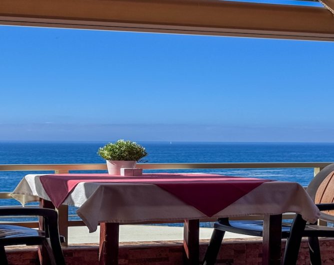 waterfront dining